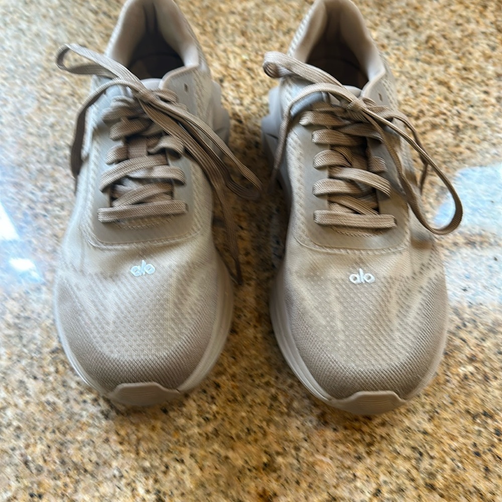 Sneakers unisex style size 8 women’s/ size 6.5 men